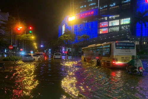 [Ảnh] Hà Nội nhiều tuyến đường ngập sâu, hàng loạt phương tiện mắc kẹt