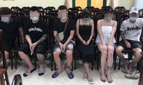 Bất chấp lệnh cấm, 15 'nam thanh, nữ tú' vẫn tụ tập 'vui vẻ' trong quán karaoke