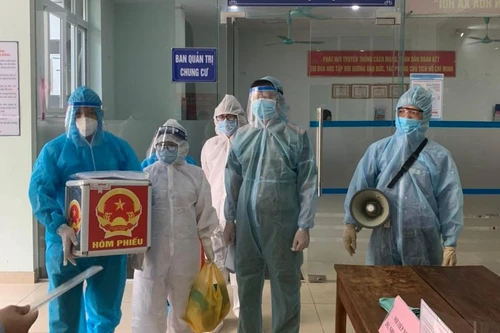 [Clip] Mang hòm phiếu phụ đến nhà để cử tri đang cách ly, thực hiện quyền bầu cử 
