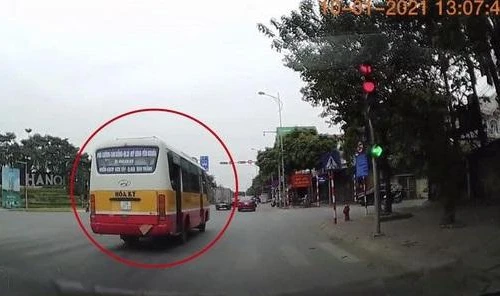 Tài xế xe buýt vượt đèn đỏ bị phạt 4 triệu đồng