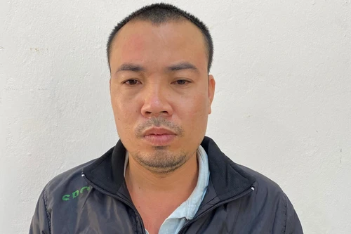 Truy xét kẻ đấm hỏng mắt tài xế xe máy vì... xin vượt không được 