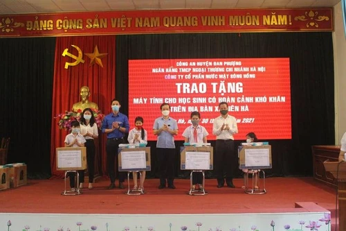 Trao tặng 31 bộ máy tính cho học sinh có hoàn cảnh khó khăn ở huyện Đan Phượng