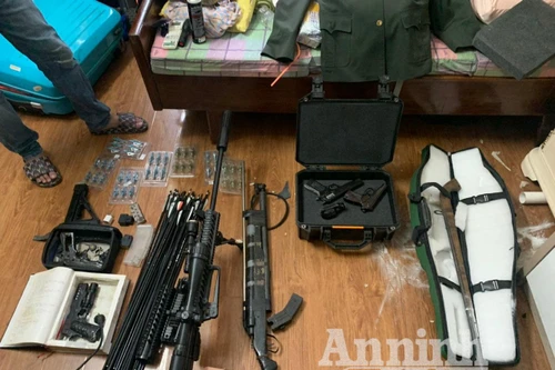 Hà Nội: Từ chiếc Mazda 'để quên' trên phố, lộ diện đối tượng 5 tiền án, tàng trữ 9 khẩu súng các loại