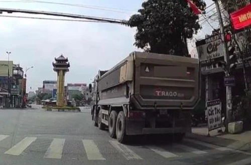 Tài xế xe tải vượt đèn đỏ bị 'phạt nguội' 4 triệu đồng