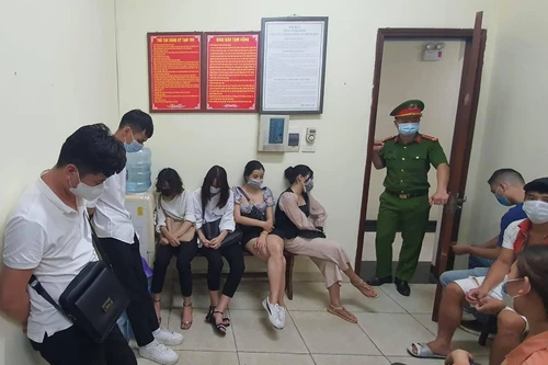 Phạt 54 triệu đồng đối với 27 nam nữ tụ tập trong quán karaoke