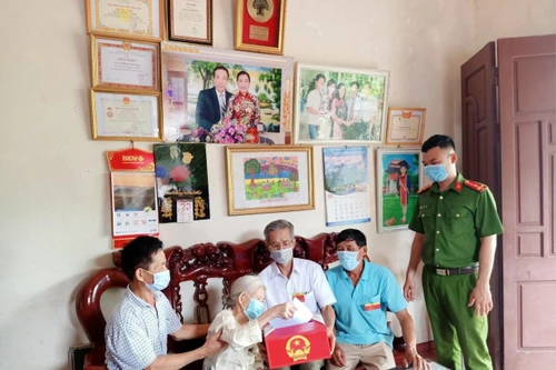 [Ảnh] Hòm phiếu phụ đến tận nhà, để cử tri bỏ phiếu chọn người tài đức