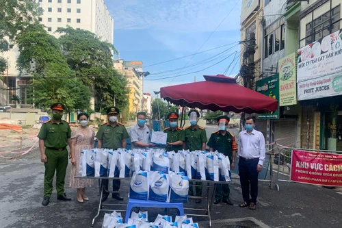 Tặng nước sát khuẩn cho lực lượng chống dịch Covid-19 tại khu phong tỏa Văn Miếu - Văn Chương