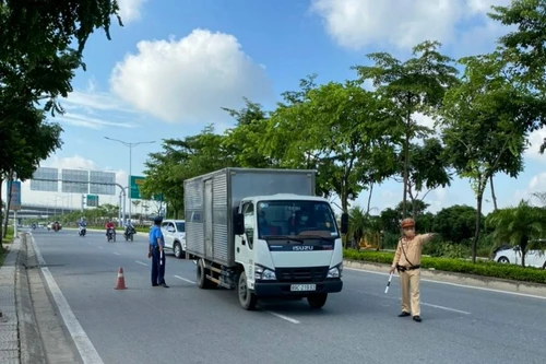 [Ảnh] Lực lượng chức năng siết chặt phòng chống dịch Covid-19 tại các cửa ngõ của Thủ đô