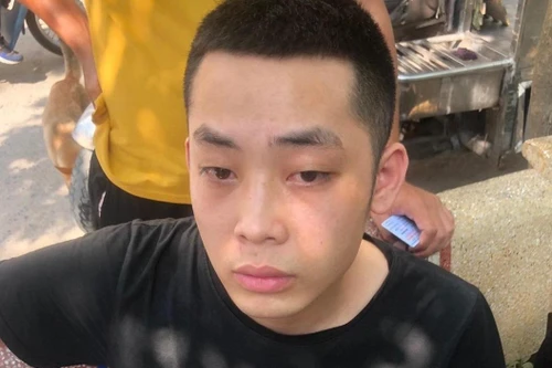 Bắt gã trai cướp giật điện thoại của phụ nữ