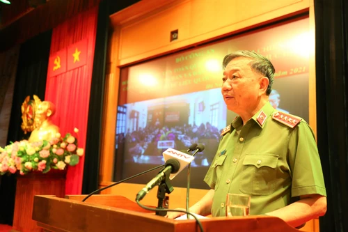 Nỗ lực ngày đêm của lực lượng Công an trong chiến dịch cấp căn cước công dân