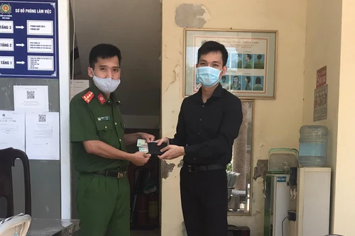 Công an phường Kim Giang tìm và trả lại chiếc ví có nhiều tài sản cho người dân