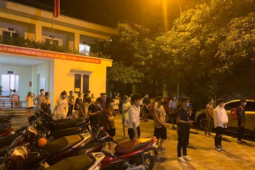 Hà Nội: Phạt 42 triệu đồng các trường hợp tụ tập trên cầu vượt 