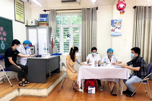 Người dân quận Thanh Xuân có thể liên hệ thông tin tiêm vaccine qua hotline Trạm Y tế lưu động 11 phường