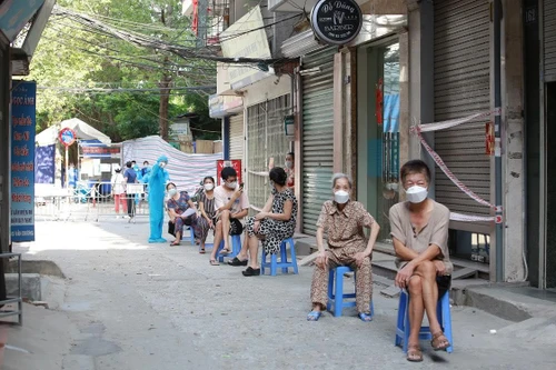 [Clip] Cận cảnh quá trình lấy mẫu xét nghiệm toàn bộ dân cư khu phong tỏa ở phường Văn Chương và Thổ Quan 