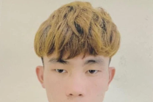 Biểu hiện nghi vấn của nam thanh niên đứng ở điểm chờ xe buýt lúc nửa đêm