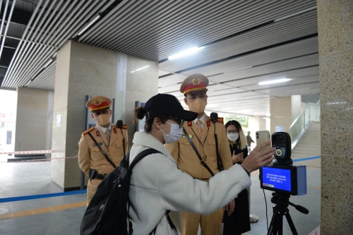 Người dân hào hứng trải nghiệm quét QR code của Bộ Công an trên tuyến Cát Linh - Hà Đông