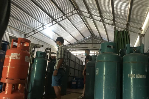 Bắt quả tang nhóm đối tượng san chiết gas trái phép