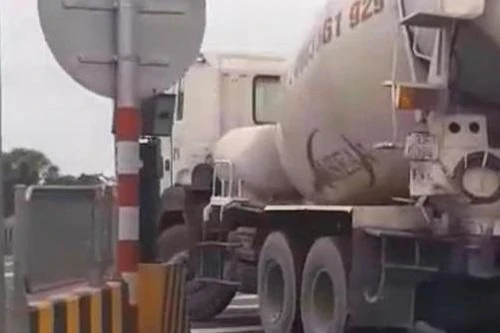 Quay đầu trên cầu Thăng Long, tài xế xe trộn bê tông bị xử phạt
