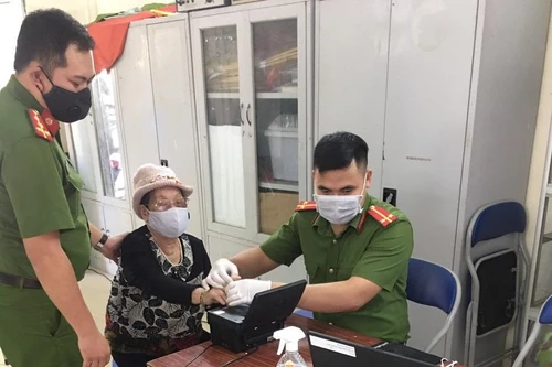 Đảm bảo nguyên tắc chống dịch Covid 19 tại điểm làm căn cước công dân gắn chip 