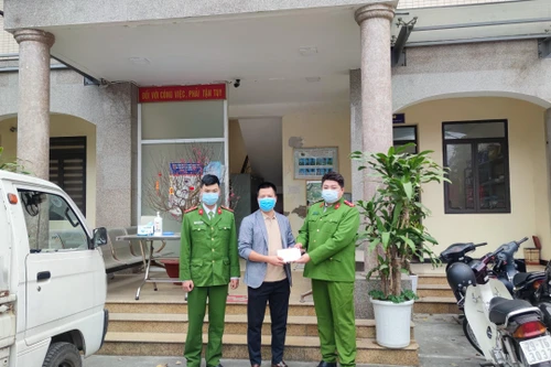 Công an phường Kim Giang tìm lại tài sản bị đánh rơi cho người dân