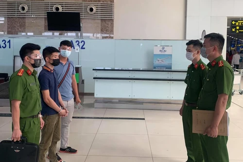 Chém người trước cửa quán bar rồi trốn từ TP Hồ Chí Minh ra Hà Nội