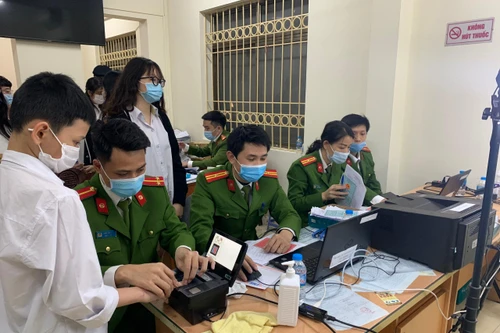 [Ảnh] Xúc động hình ảnh lực lượng Công an ngày đêm cấp căn cước gắn chíp cho nhân dân