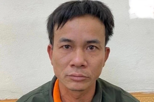 Gã đàn ông đi bộ trên phố, lộ gói ma túy