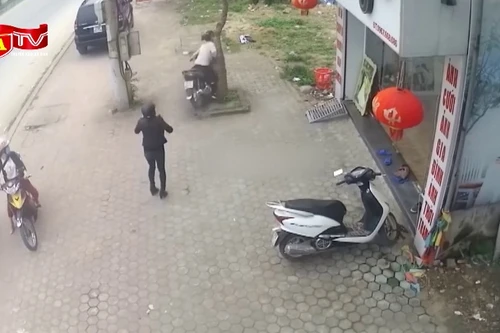 Nguy hiểm khi để trẻ ngồi trước người điều khiển xe tay ga 