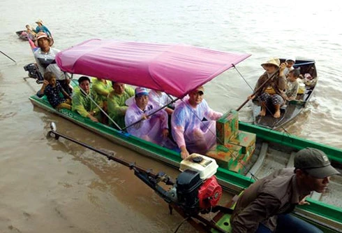 Tình người giữa Biển Hồ mênh mang