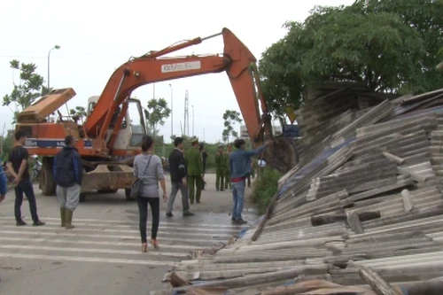 Giải tỏa vi phạm hành lang ATGT đường gom đại lộ Thăng Long