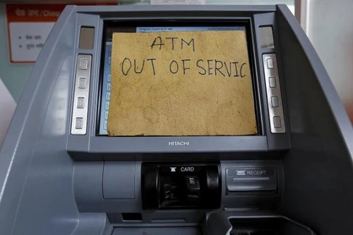 Hỗn loạn tại các ngân hàng Ấn Độ vì đổi tiền 