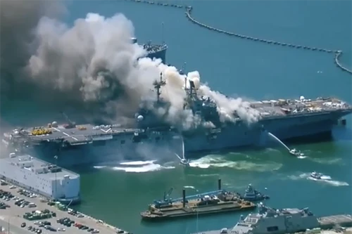 [Ảnh] Hé lộ nguyên nhân tàu tấn công đổ bộ của Hải quân Mỹ cháy dữ dội ở cảng San Diego