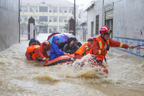 [Ảnh] Chưa hết đợt dịch Covid-19 thứ hai, Trung Quốc lại ứng phó với lũ lụt lịch sử
