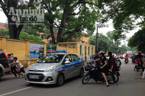 “Vội”, nhiều phụ huynh mặc thí sinh “đầu trần” cưỡi xe giữa phố