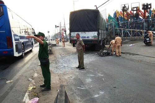 Xe tải lao qua làn xe máy tông chết người