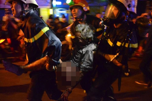 Chùm ảnh: Giải cứu 7 người trong đám cháy lớn ở TP.HCM