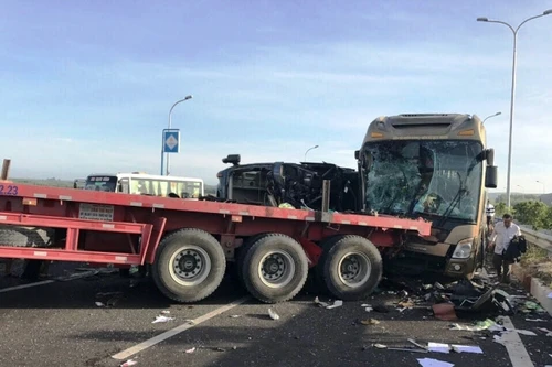 Nguyên nhân vụ tai nạn trên cao tốc khiến 1 người chết, 17 người bị thương