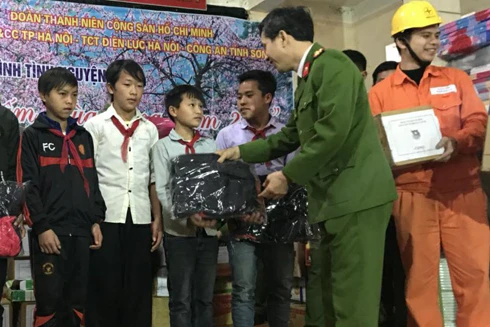 Những người lính cứu hỏa mang hơi ấm đến vùng cao