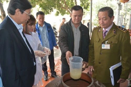 Hà Nội: Quán cơm bán rượu chứa methanol vượt ngưỡng hơn 2.000 lần