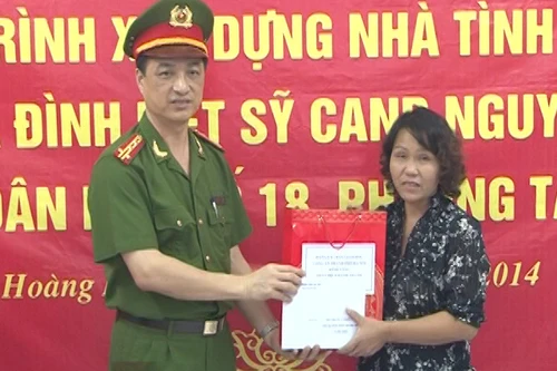 Khánh thành nhà tình nghĩa cho thân nhân liệt sĩ Nguyễn Định