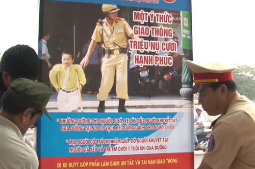 Tuyên truyền Luật Giao thông đường bộ tại điểm trung chuyển xe buýt