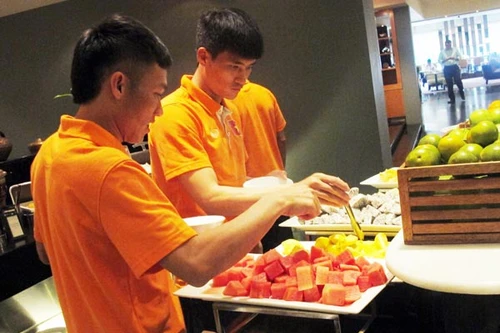 Cận cảnh bữa trưa của ĐT Việt Nam tại khách sạn hạng sạng Hilton PJ