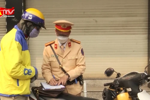 Vi phạm giao thông, lái xe ôm công nghệ bao biện vô vàn lý do