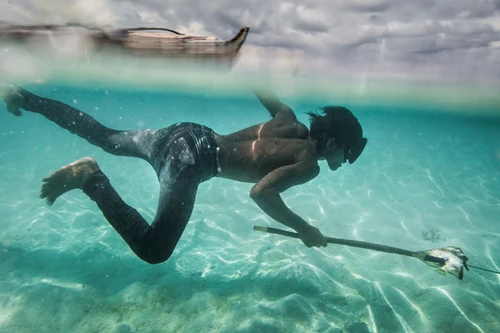 Bộ tộc lặn dưới nước tới 13 phút ở độ sâu 60m