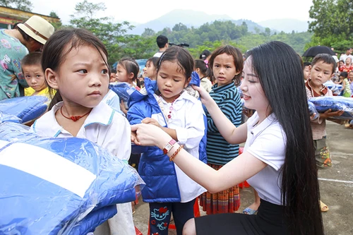 Hoa hậu Ngọc Anh mang "hơi ấm" lên vùng cao Hà Giang