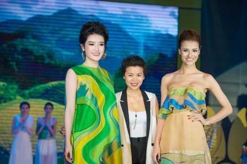 Á hậu Huyền My "đọ sắc" Hồng Quế trên sàn catwalk
