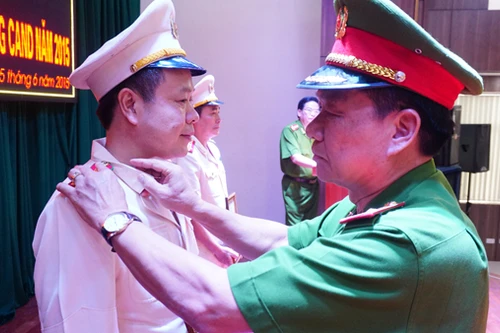 Hơn 500 cán bộ chiến sỹ PC&CC được thăng cấp bậc hàm