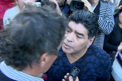 Diego Maradona lại gây sự với báo chí, tát vào mặt phóng viên