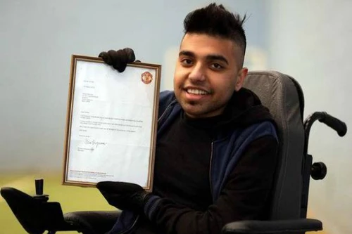 Bổ nhiệm HLV khuyết tật đầu tiên trên thế giới, MU viết lại lịch sử