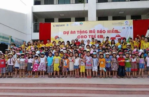 Sinh viên trải nghiệm và hỗ trợ cộng đồng tặng mũ bảo hiểm cho trẻ em